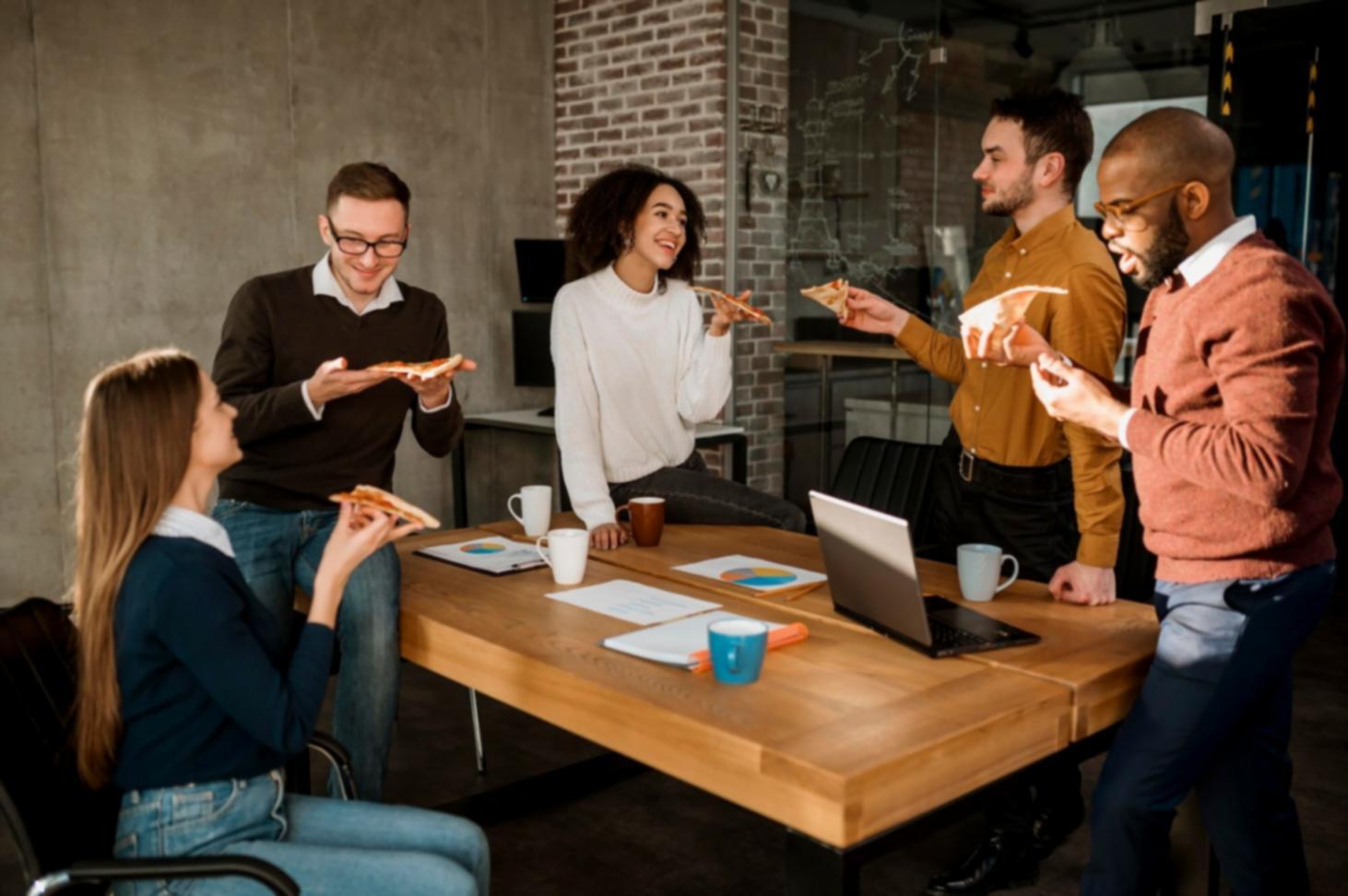 Session de formation en groupe avec écrans montrant des données budgétaires