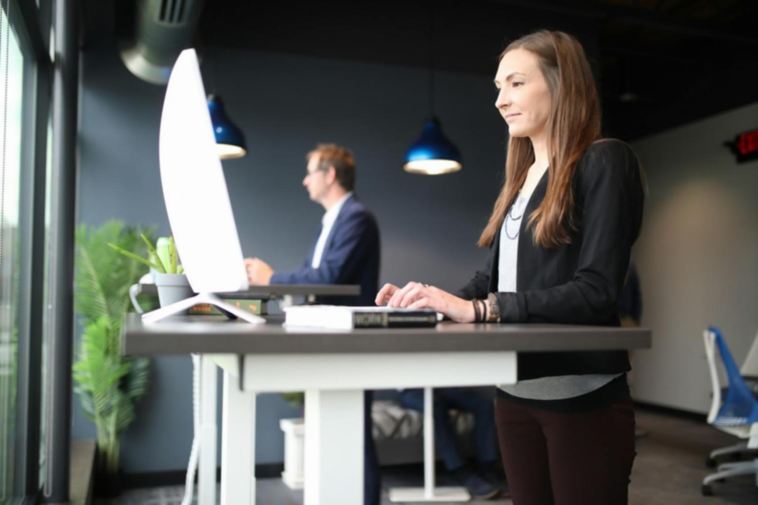 Espace de travail moderne avec documents financiers et outils de gestion budgétaire